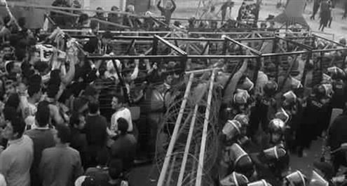 بلاتر يطالب مصر بعودة الدوري ويؤكد تقديم "فيفا" منحة مالية لأهالي الضحايا